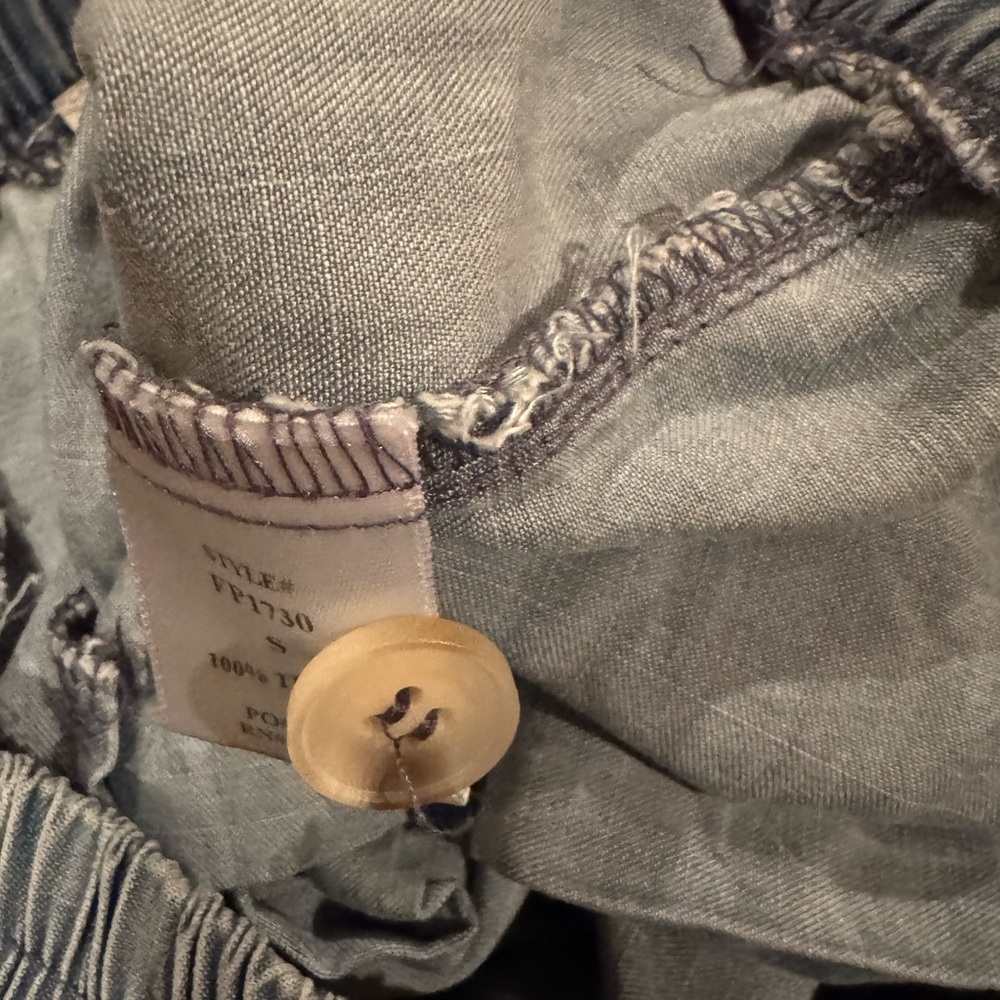 Dress Forum Los Angeles Women’s Light Wash Denim Cargo Joggers - Picture 5 of 12